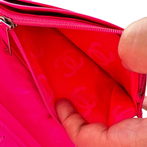 Authentic CHANEL White Quilted Leather & Black CC Cambon Large Wallet with Box - Picture 12 of 16